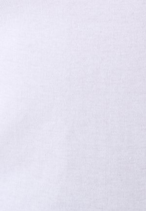 Tessuto di cotone bianco con una consistenza morbida e liscia, caratterizzato da un motivo a coste che corre verticalmente sulla superficie.