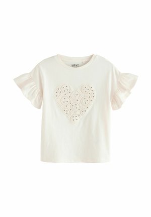 Maglietta in cotone di un morbido rosa con maniche corte a volant, caratterizzata da un design a cuore all'uncinetto di colore crema con sottili decorazioni.