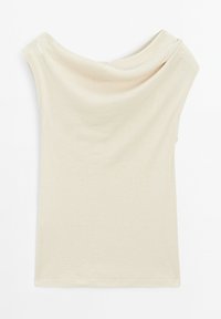 Top beige senza spalle realizzato in tessuto morbido e leggero. Presenta un design drappeggiato con maniche corte e una texture liscia.