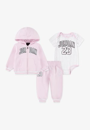 Ensemble de bébé rose en trois pièces comprenant un hoodie zippé avec le texte "JORDAN", un body rayé et un pantalon assorti avec un détail "23".