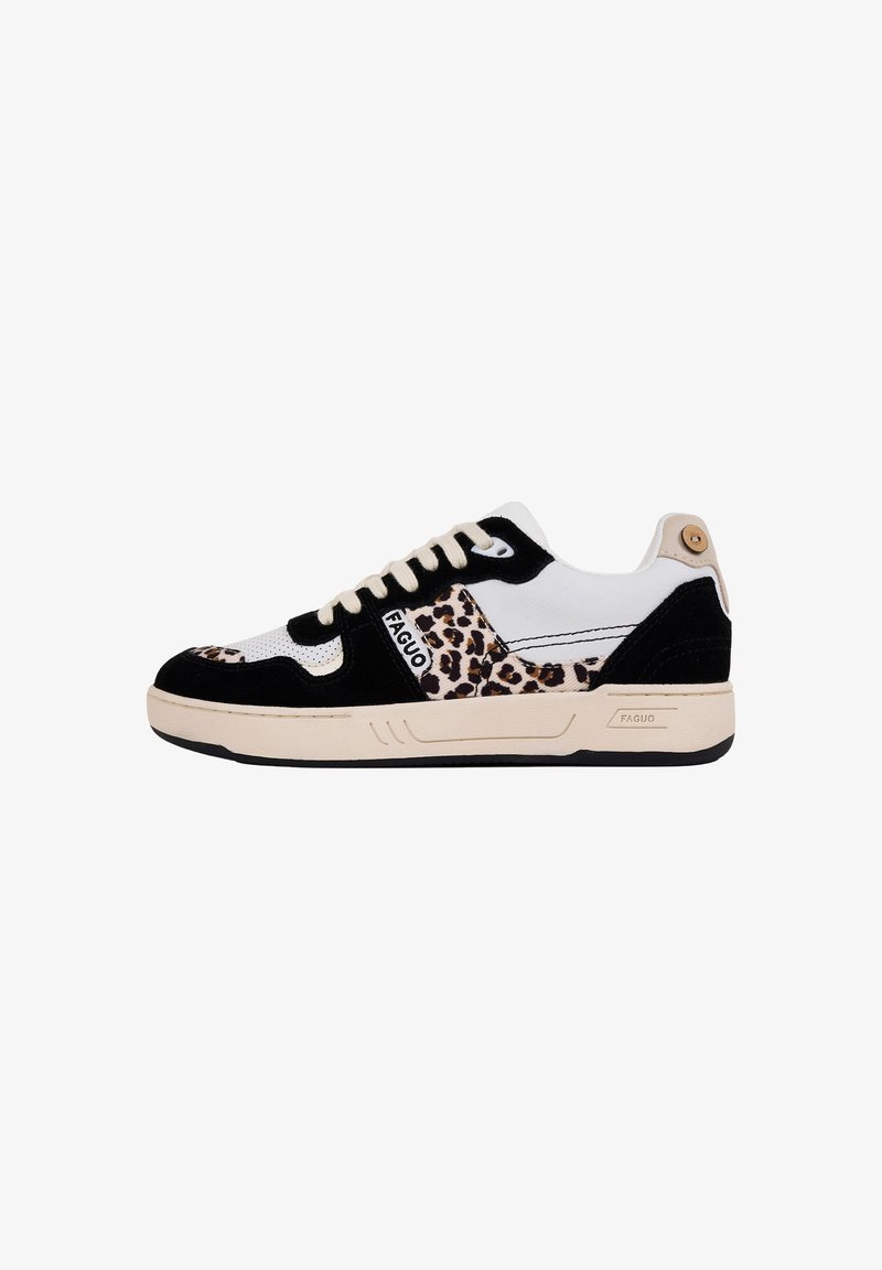 Sneakers in bianco e nero con dettagli in stampa leopardata, realizzati in camoscio e tessuto, con suola beige e design con lacci.