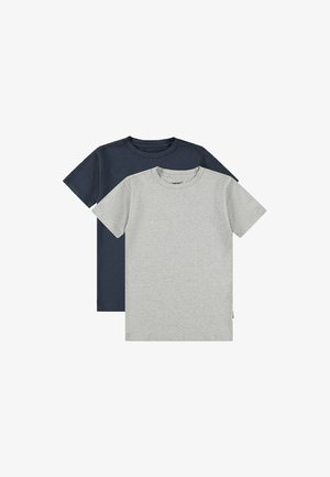 Kaksi lyhythihaista t-paitaa, yksi tummansininen ja yksi vaaleanharmaa, valmistettu pehmeästä kankaasta, klassisella pyöreällä pääntiellä ja ilman näkyviä kuvioita.