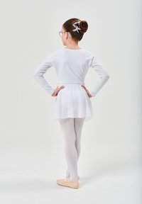 Weißes langärmliges Tanzoberteil, geschichteter Chiffonrock, weiße Strumpfhosen und zarte rosa Ballettschuhe; die Haare mit silbernen Schmetterlingsklammern gestylt.