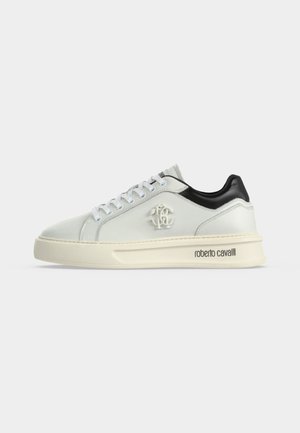 Hvid lavtop sneaker med sort hældetalje, hvide snørebånd, præget sidelogo og "roberto cavalli" tekst på den off-white sål.