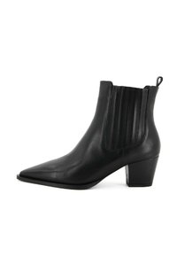 Stivali neri in pelle fino alla caviglia con punta appuntita, pannelli laterali elasticizzati e retro testurizzato. Presentano un tacco a blocco per maggiore stabilità.