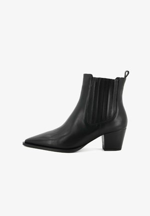 Stivali neri in pelle fino alla caviglia con punta appuntita, pannelli laterali elasticizzati e retro testurizzato. Presentano un tacco a blocco per maggiore stabilità.