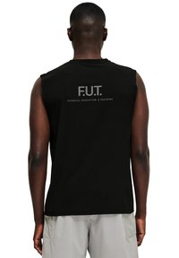 Svart ärmlös topp med rundad halsringning, med en tryckt "F.U.T."-logotyp och texten "FYSISK UTDANNELSE & TRÄNING" på baksidan.