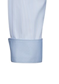 Polsino della camicia a righe blu chiaro con un motivo a pois blu in contrasto. Texture liscia, linee pulite e finitura su misura.