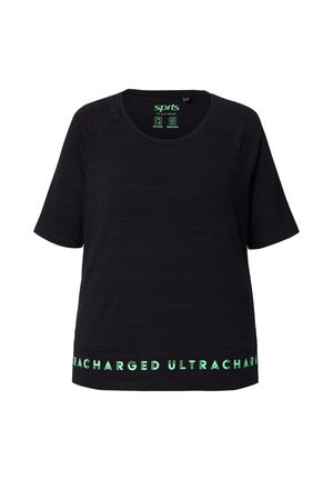 Musta lyhythihainen T-paita pyöreällä kaula-aukolla, jossa on tekstuuripinta ja "ULTRACHARGED" -brändäys vihreänä alareunassa.