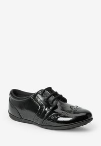 Schwarzer Lederschuh mit glänzender Oberfläche, Schnürdesign und perforierten Details an der Zehenpartie. Rundliche Form mit einer flachen Sohle.