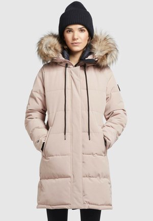 Hellrosa gepolsterte Parka mit abnehmbarem Kapuzenrand aus Fell, kontrastierenden schwarzen Kordelzügen und Seitentaschen. Gestreifte schwarze Mütze.