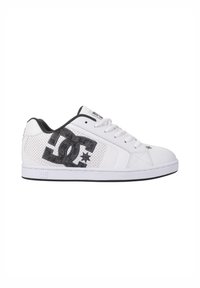 Witte sneaker met meshpanelen, zwarte accenten en een prominent zwart DC-logo. Voorzien van vetersluiting en rubberen zool. Klassiek low-top ontwerp.