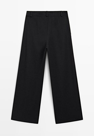 Pantaloni neri a gamba larga con una texture liscia, caratterizzati da una parte frontale piatta, passanti per cintura e un design su misura. Nessuna tasca visibile.