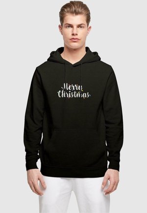Sort hoodie lavet af blødt stof med teksten "Glædelig jul" i hvid med farvede accenter, frontlomme og snor til hætten.