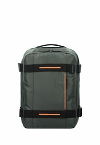 Mochila de nailon verde con una forma rectangular, que cuenta con correas negras, un bolsillo con cremallera en la parte frontal y líneas de acento naranja. Textura suave.