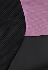 Nike Performance XS DUFFLE 25L UNISEX - Saco de desporto - orchid/black/(dark beetroot)