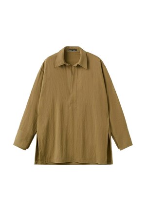 Dlhé rukávy, svetlohnedá pulóvrová košeľa s golierom a čiastočnými prednými zapínaním, vyrobená z textúrovanej látky, zobrazená na bielom pozadí.