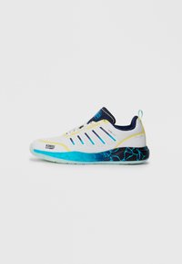 Chaussure de sport blanche avec des accents bleus et jaunes, semelle texturée et dégradé bleu à motifs sur le talon. Comporte des matériaux en maille et synthétiques.