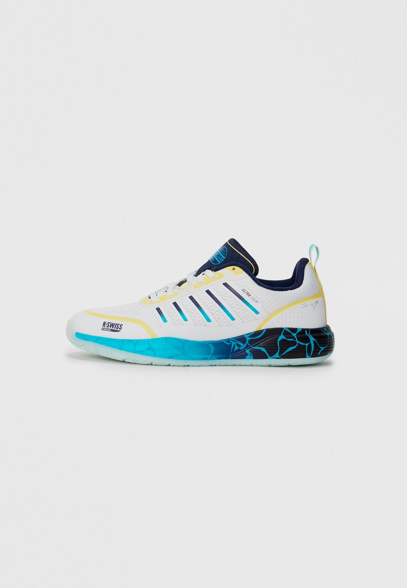Chaussure de sport blanche avec des accents bleus et jaunes, semelle texturée et dégradé bleu à motifs sur le talon. Comporte des matériaux en maille et synthétiques.