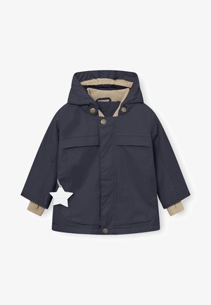 Marineblauwe kinderjas van waterdicht materiaal, met een capuchon, twee voorzakken, beige accenten en een stervormig label.