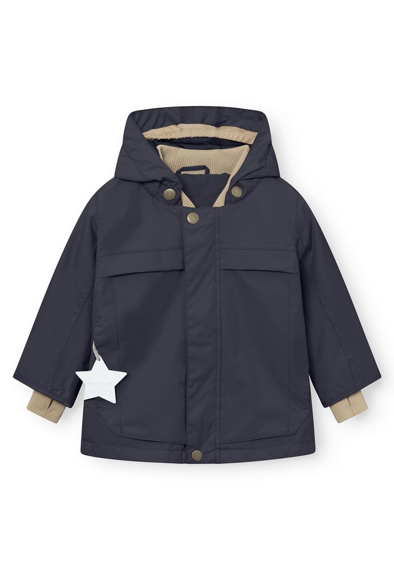 Jachetă pentru copii, de culoare bleumarin, realizată din material impermeabil, cu glugă, două buzunare frontale, accente bej și o etichetă în formă de stea.