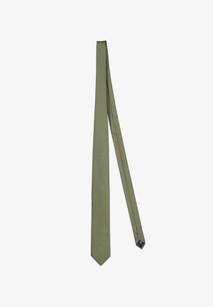 Licht olijfgroene stropdas met een subtiel fijn gestippeld patroon, smalle uiteinde omgeslagen, getoond tegen een witte achtergrond.
