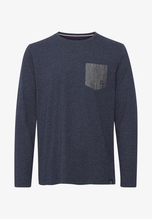 Mornarska majica z dolgimi rokavi iz mehke tkanine, ki ima sivo žep na prsih z teksturiranim zaključkom in subtilnim logotipom. Okrogli izrez.