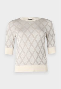 Suéter ligero beige de punto, con mangas hasta el codo, que presenta un patrón de rombos argyle y puños y dobladillo acanalados.