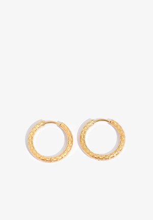 Goldfarbene, strukturierte kleine Creolen mit einem gehämmerten Muster, nebeneinander auf weißem Hintergrund dargestellt.