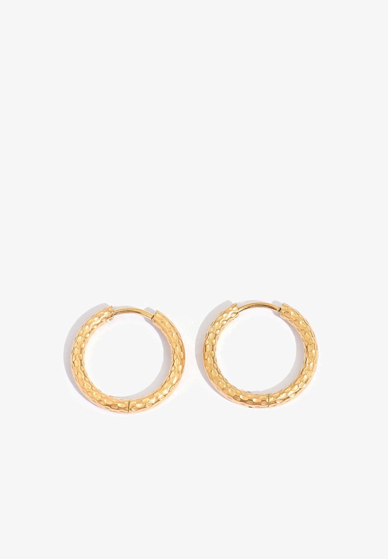 Goldfarbene, strukturierte kleine Creolen mit einem gehämmerten Muster, nebeneinander auf weißem Hintergrund dargestellt.