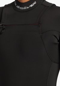 Svart våtdräkt med hög krage, framzip och förstärkt sömnad. Slät, elastisk material utformad för vattensporter.