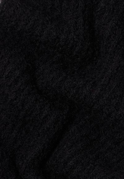 Melna adīta auduma ar teksturētu, pūkainu izskatu un redzamām cilpu diegiem, radot mīksta un siltā vizuālā efekta sajūtu.