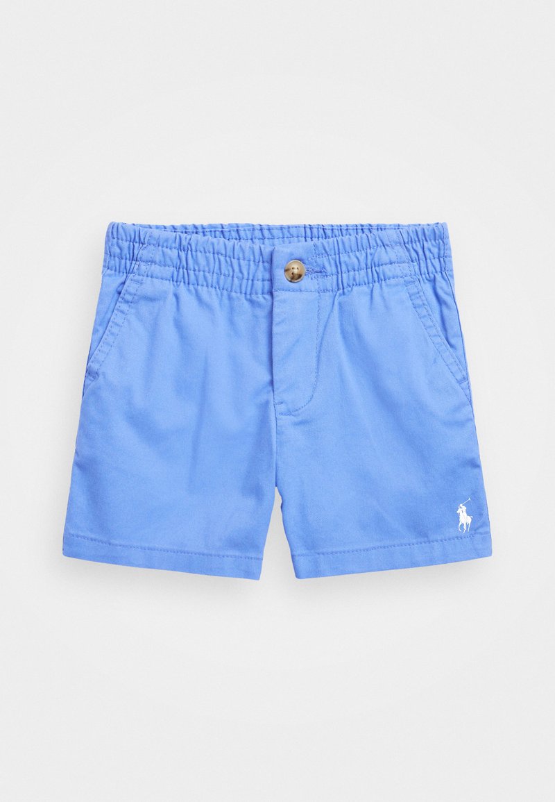 Μπλε σορτσάκι με ελαστική μέση, κλείσιμο με κουμπί, δύο πλαϊνές τσέπες και μια μικρή λευκή λεπτομέρεια με λογότυπο στο κάτω αριστερό μέρος.