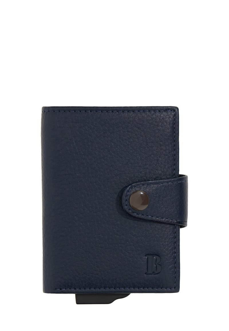 Navy zila āda maciņš ar tekstūru, ar spiedpogu aizdari un iecirstu burtu "B" priekšpusē, kompakts taisnstūra formā.