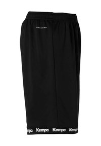 Schwarze Sportshorts mit elastischem Bund, mit dem Text "2face dry tech" und einem weißen "Kempa"-Logo am unteren Saum. Leichtes Material.