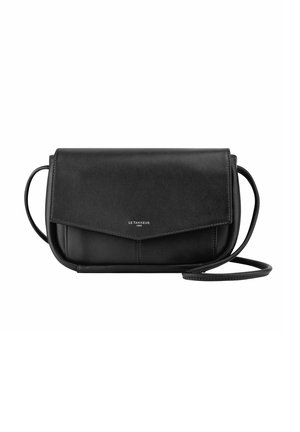Borsa a tracolla nera in pelle con pattina ripiegata, cuciture in alto e una sottile tracolla regolabile. Presenta un logo discreto sul davanti.