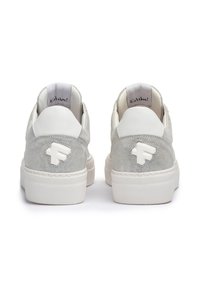 Sneakers in pelle grigia con retro in suede texturizzato, suola in gomma bianca e logo impresso su ciascun tallone. Parte superiore liscia con collo imbottito.
