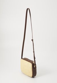 Borsa a spalla in pelle marrone con parte anteriore in paglia intrecciata, forma rettangolare, tracolla regolabile e chiusura con zip. Dettagli della superficie testurizzati visibili.