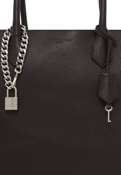 Donkerbruine leren tote bag met een textuur oppervlak, zilveren kettingaccent, hangslotdetail en twee stevige handvatten.