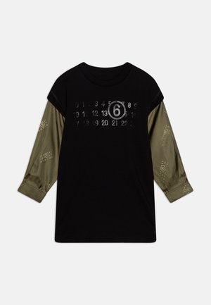 Zwarte T-shirt met contrasterende olijfgroene mouwen, voorzien van een groot "6" en cijfers in het grijs gedrukt. Zacht stof, ronde hals en knoopmanchetten.