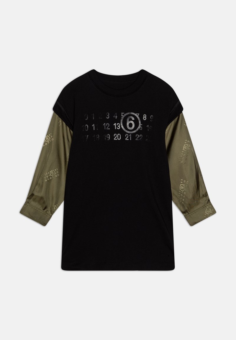 T-shirt preta com mangas em verde-oliva em contraste, apresentando um grande "6" e números impressos em cinza. Tecido macio, gola redonda e punhos com botões.
