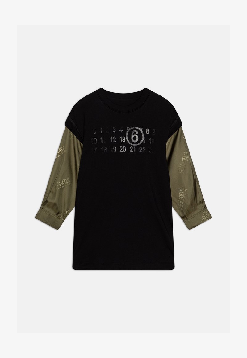 Črna majica s kontrastnimi olivno zelenimi rokavi, ki vsebuje velik "6" in številke tiskane v sivi barvi. Mehka tkanina, okrogel ovratnik in gumbaste manšete.