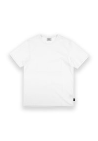 Biała koszulka z krótkim rękawem wykonana z bawełny, z okrągłym dekoltem i małą czarną metką po lewej stronie blisko dołu.