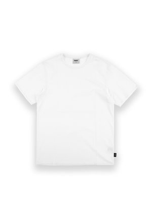 Biała koszulka z krótkim rękawem wykonana z bawełny, z okrągłym dekoltem i małą czarną metką po lewej stronie blisko dołu.