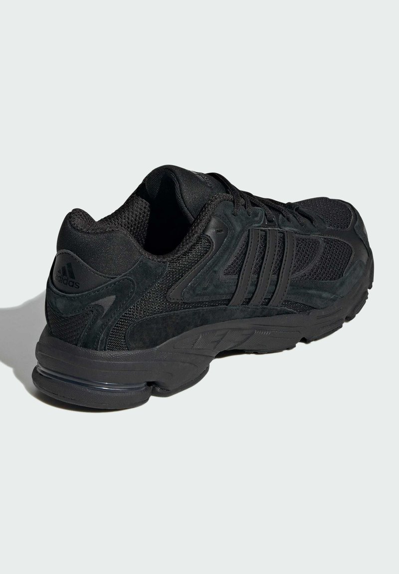 Scarpe da corsa nere con una tomaia in mesh traspirante e sintetico, dotate di una suola imbottita e un dettaglio con il logo a tre strisce sul lato.
