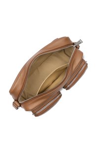 Borsa in pelle marrone con chiusura a zip, dotata di un morbido rivestimento interiore e due tasche laterali. Texture liscia e forma arrotondata.