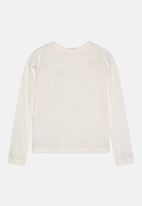 Camisa de manga larga blanca suave dispuesta de forma plana, mostrando la parte trasera con cuello redondo y detalles de costura mínimos.