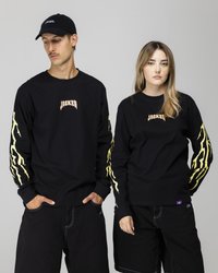 Sorte langærmede skjorter med gule lynboltsgrafikker på ærmerne. Begge modeller har sorte shorts og en sort kasket på.