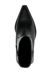 Bottine en cuir noir avec un bout pointu, fermeture éclair sur le côté et texture lisse. Le design présente une silhouette épurée et des accents minimalistes.
