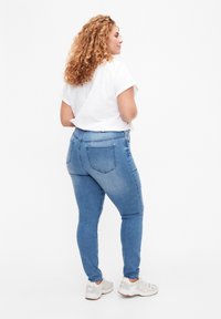 Zizzi AMY WITH SUPER AND DETAILS - Džíny Slim Fit - blue denim